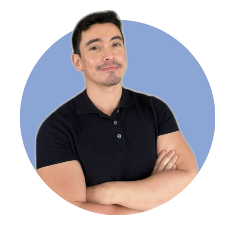 fotografía de Francisco Fuentes, consultor SEO, con brazos cruzados y sonriendo.